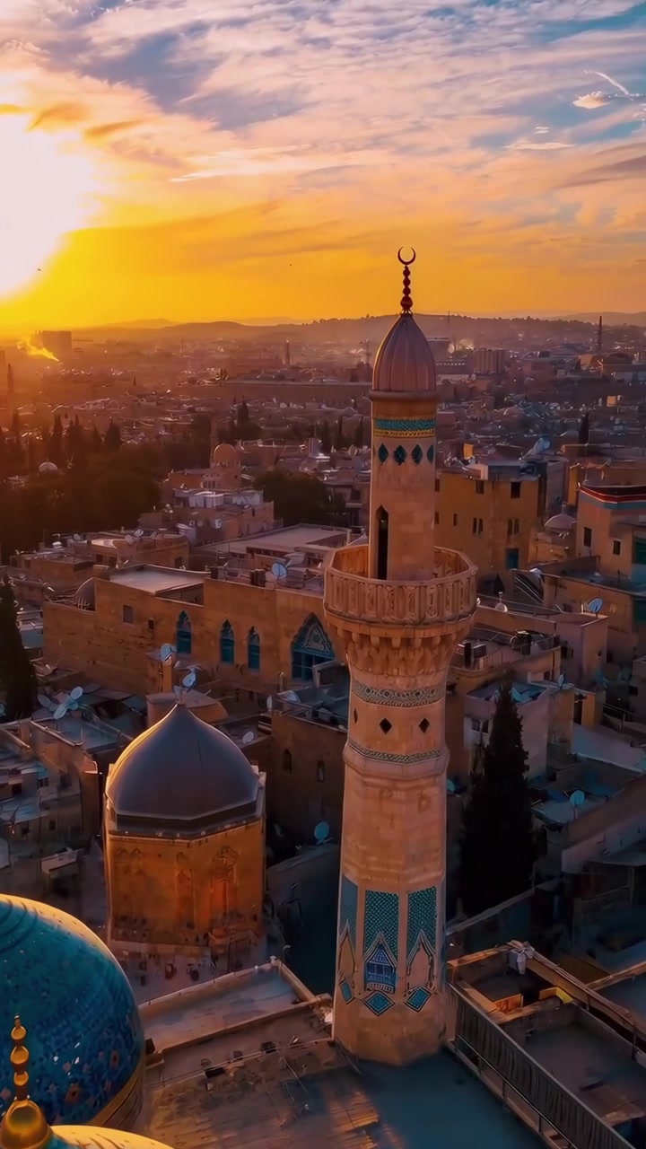 Ora d'oro su una città storica con cupole di moschee e minareto