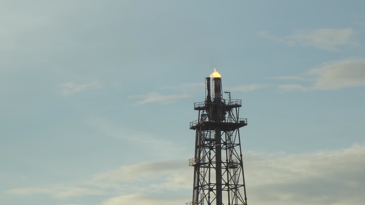 위험한 가스를 연소시켜 석유 굴착장에서 4k