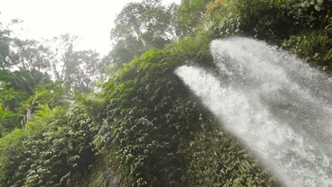 tiro panorámico por una cascada