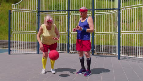 Älterer-Mann-Trainer-Lehrt-Großmutter-Mit-Basketball-Dribbling-Übung-Mit-Ball-Auf-Dem-Spielplatz