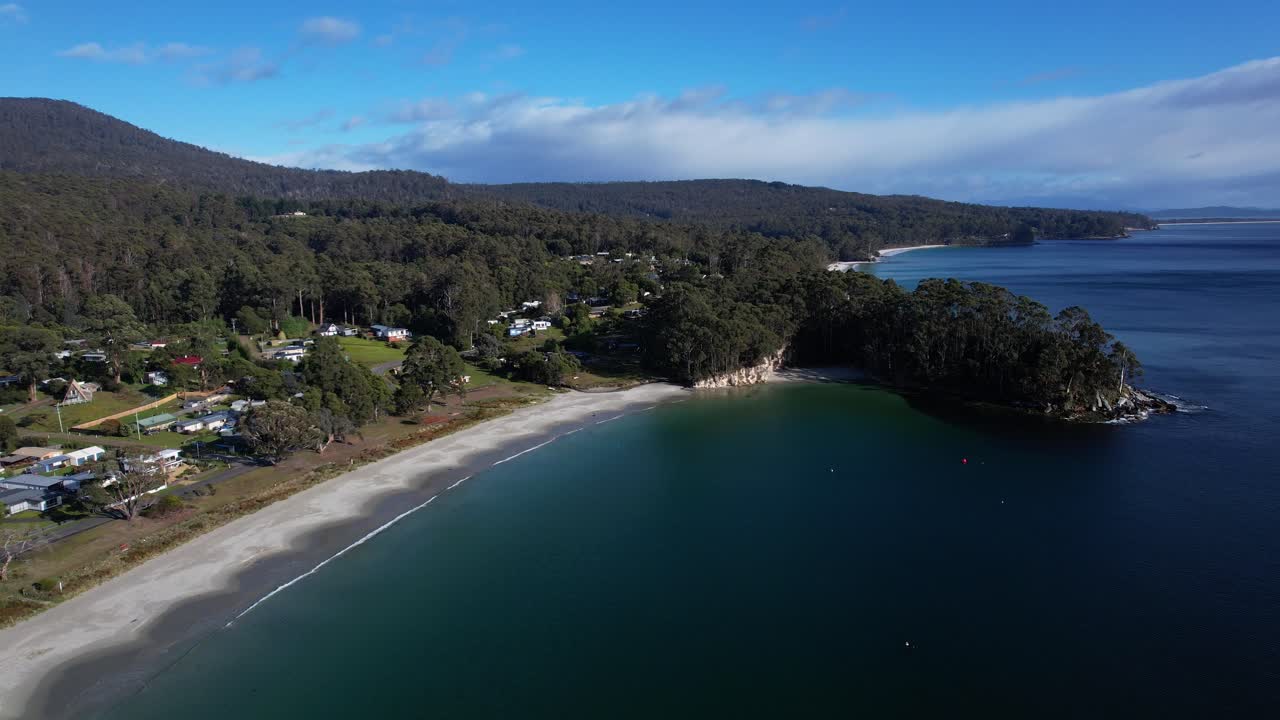Hvit sandstrand ved Adventure Bay Beach i Tasmania, Australia – dronefoto