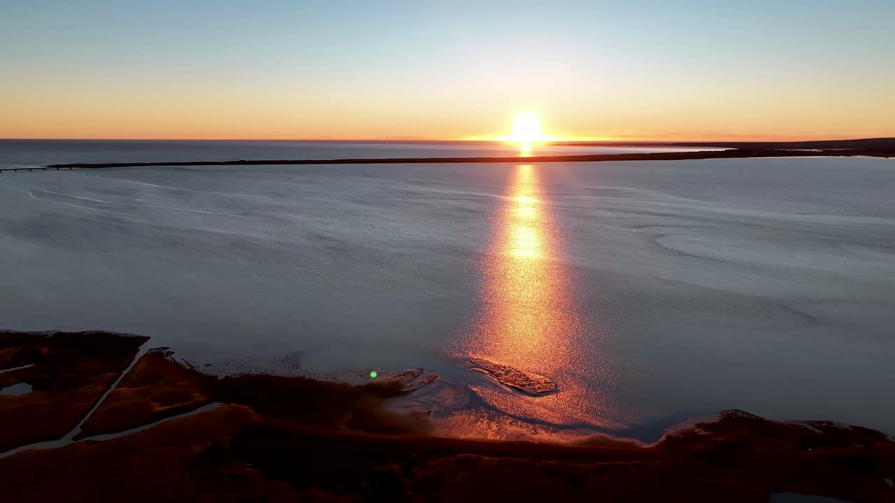 남쪽 아이슬란드의 바다 위로 목가적인 일몰 - 공중 옆으로