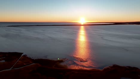 puesta de sol idílica sobre el océano en el sur de islandia - lado aéreo