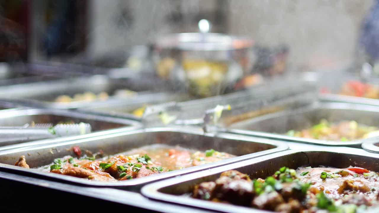 스트리트 푸드 세팅에서 다양한 카리 요리가 전시되어 있습니다.