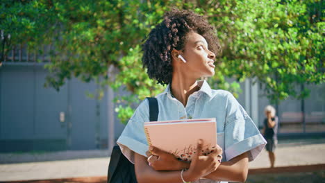 une jeune étudiante se promène sur le campus.