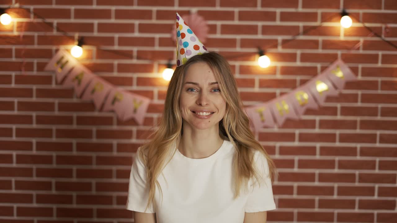 mujer celebra una fiesta con una gorra en la cabeza