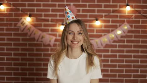 Mujer-Celebra-Una-Fiesta-Con-Una-Gorra-En-La-Cabeza