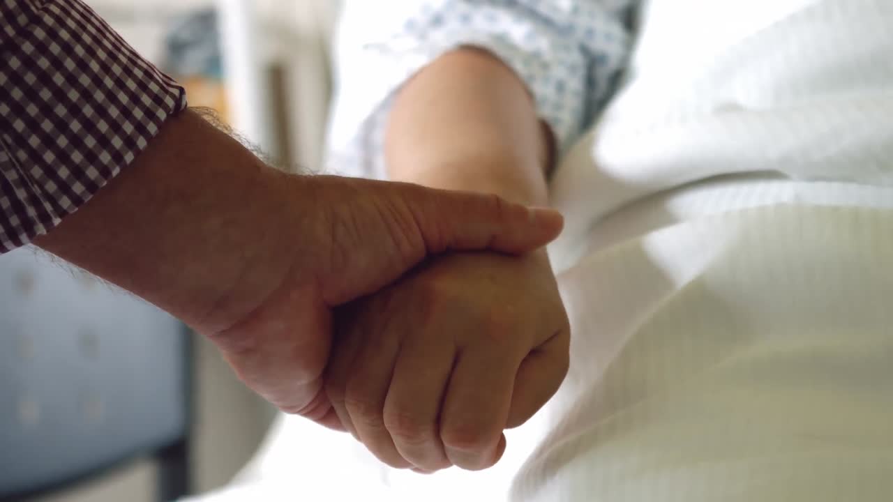 un hombre mayor consolando a una mujer mayor