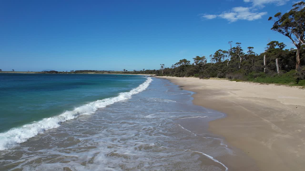 Oceanvågor som slår in mot stranden, Mayfield Beach i Tasmanien, Australien – Drönarbild