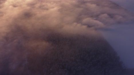 Volando-Sobre-Nubes-De-Niebla-Y-Bosques-Estacionales-Cubiertos-De-Escarcha-A-La-Luz-Del-Amanecer