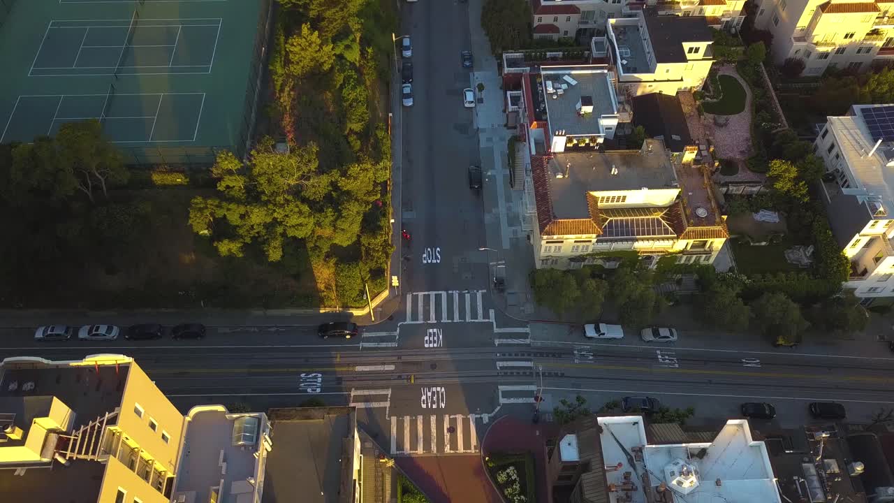 paneo aéreo desde la calle lombard para revelar el puente golden gate - 4k
