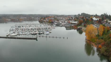 Aerial-dolly-in-view-of-large-coastal-town-with-boats-in-the-marina-in-Washington,-USA