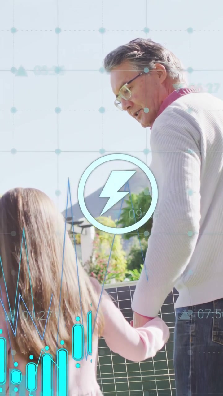 Video vertical: Papá señalando, guiando a una niña junto a un panel solar, gráficos de datos de energía del hogar en aumento.
