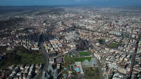 la urbanización de tirana: abarca amplias áreas llenas de edificios altísimos, que reflejan el crecimiento y desarrollo de la ciudad