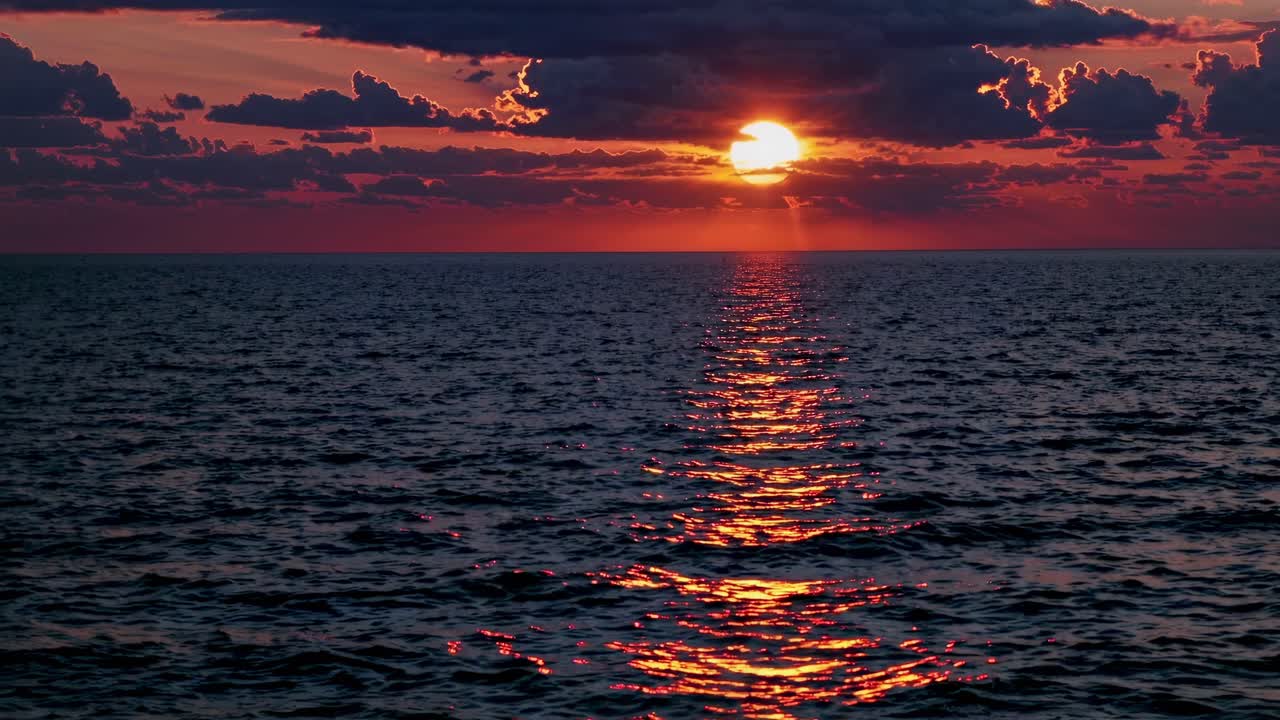 En fascinerende solnedgangsvideo fanger solen, der går ned over havet