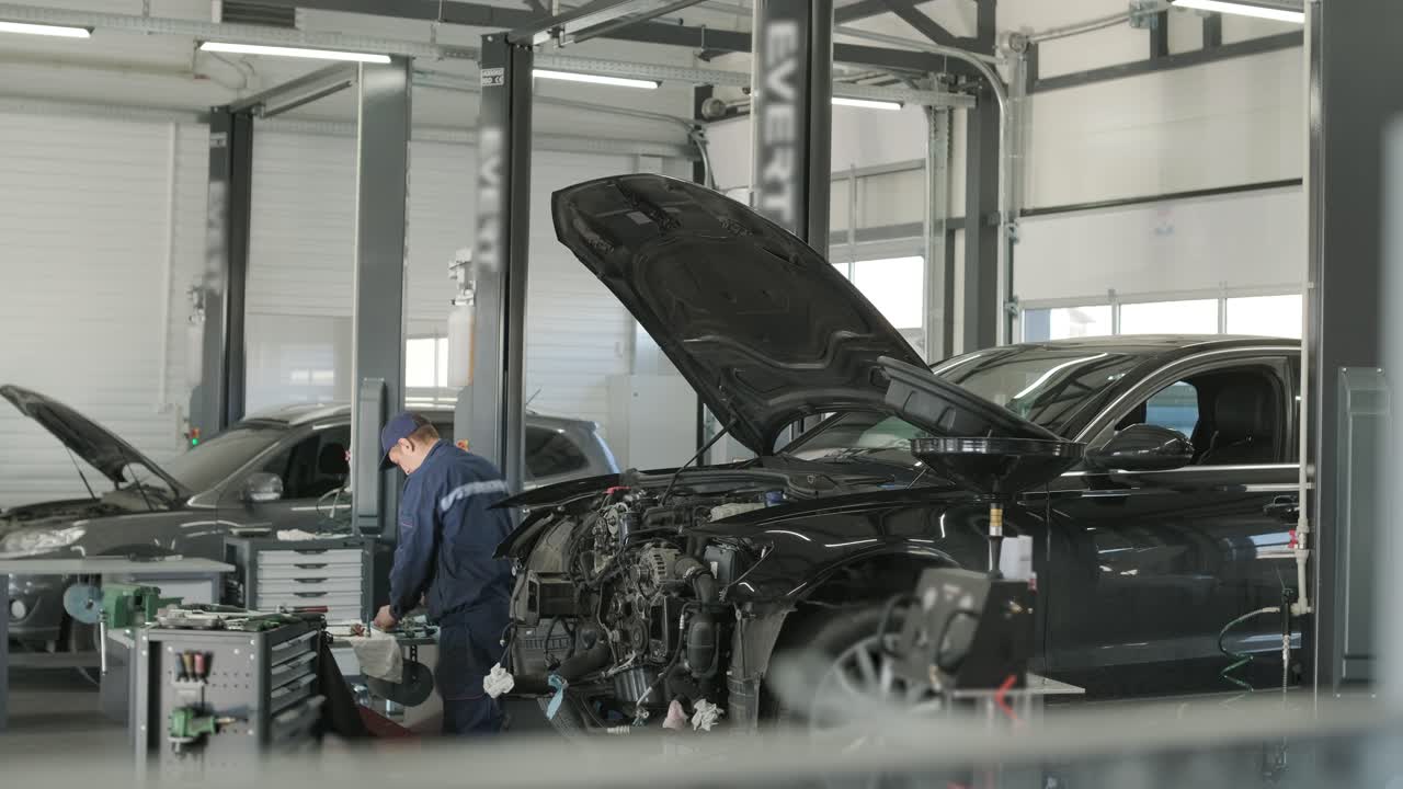 automóviles en mantenimiento en un taller de reparación de automóviles