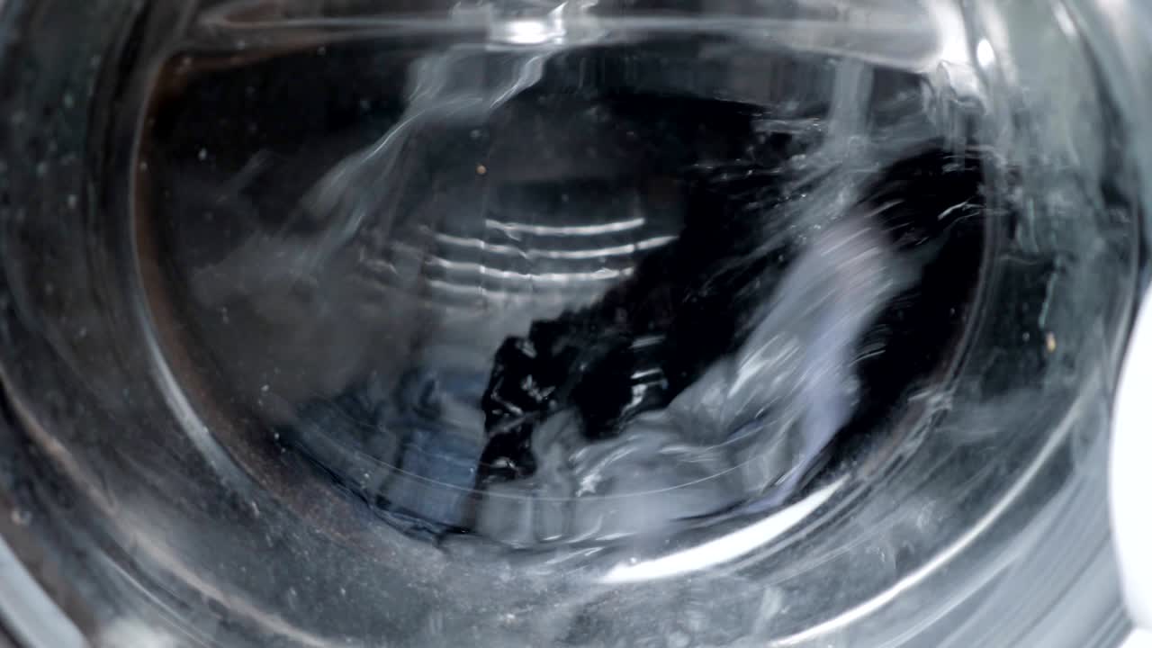 옷과 함께 세탁기 드럼