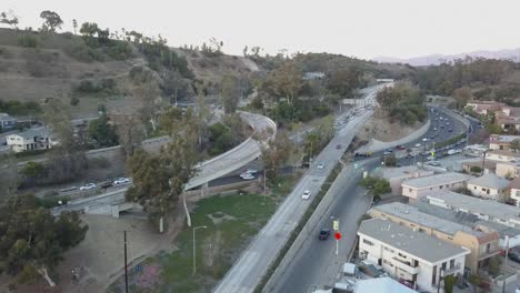 puente aéreo de la autopista en el centro de los ángeles, california