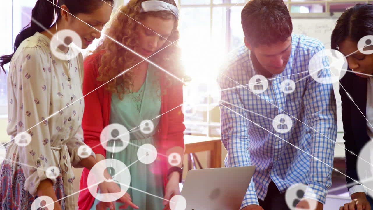 animación de la red de conexiones con iconos sobre diversas personas de negocios en la oficina
