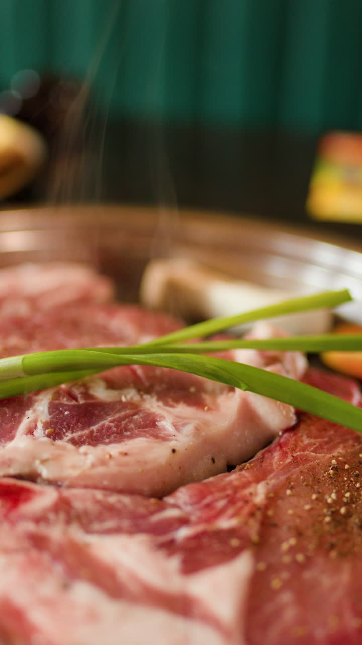 Daging Sapi Marmer dan Daun Bawang Dipanggang di Wajan Panas, Uap Mengepul, Fokus Dangkal