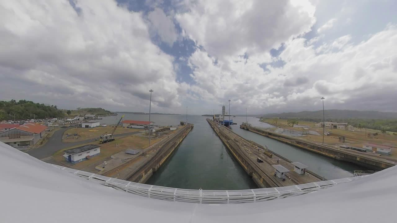 태평양과 대서양 사이의 파나마 운하 통과