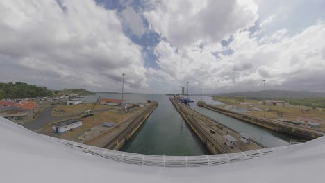tránsito del canal de panamá entre el océano pacífico y el atlántico