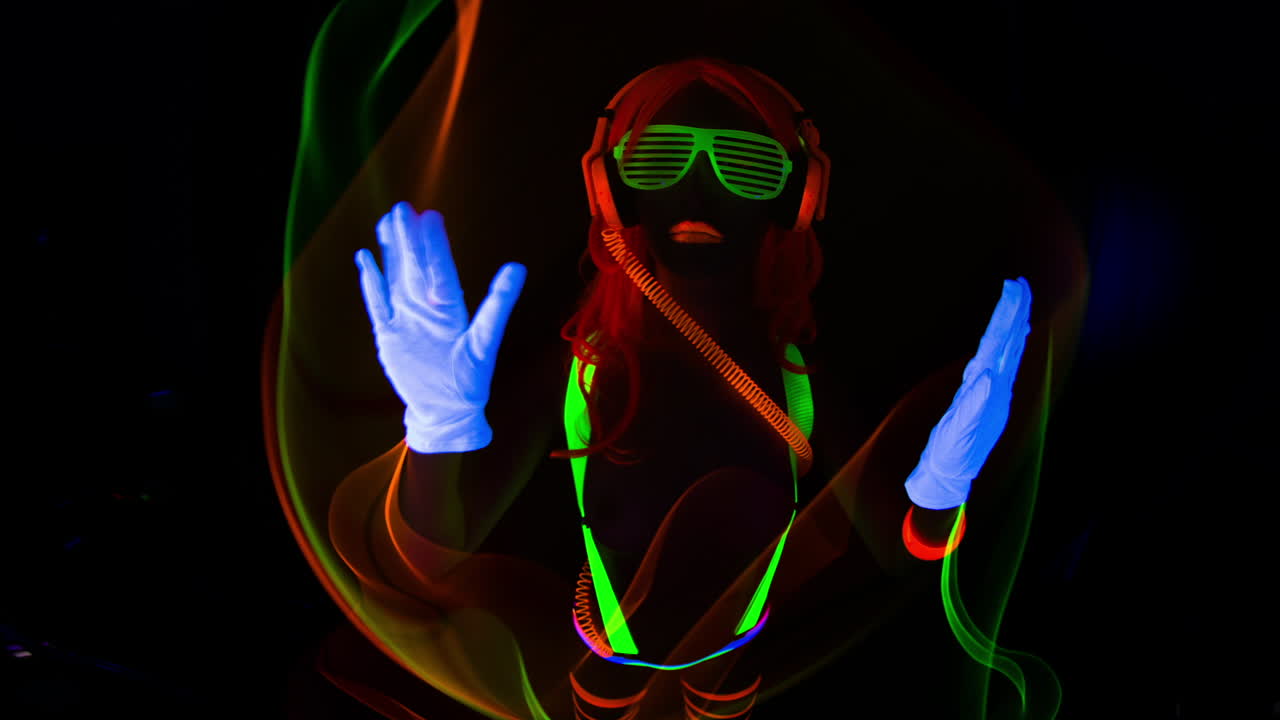 mujer que brilla intensamente uv 21