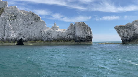 Schnelle-Dolly-Aufnahme-Mit-Den-Weißen-Klippen,-Die-Nadeln-Genannt-Werden,-An-Der-Küstenlinie-Der-Isle-Of-Wight,-Heller-Sonniger-Tag