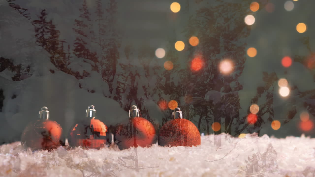 Animation af røde julekugler, lyskæder over vinterlandskab