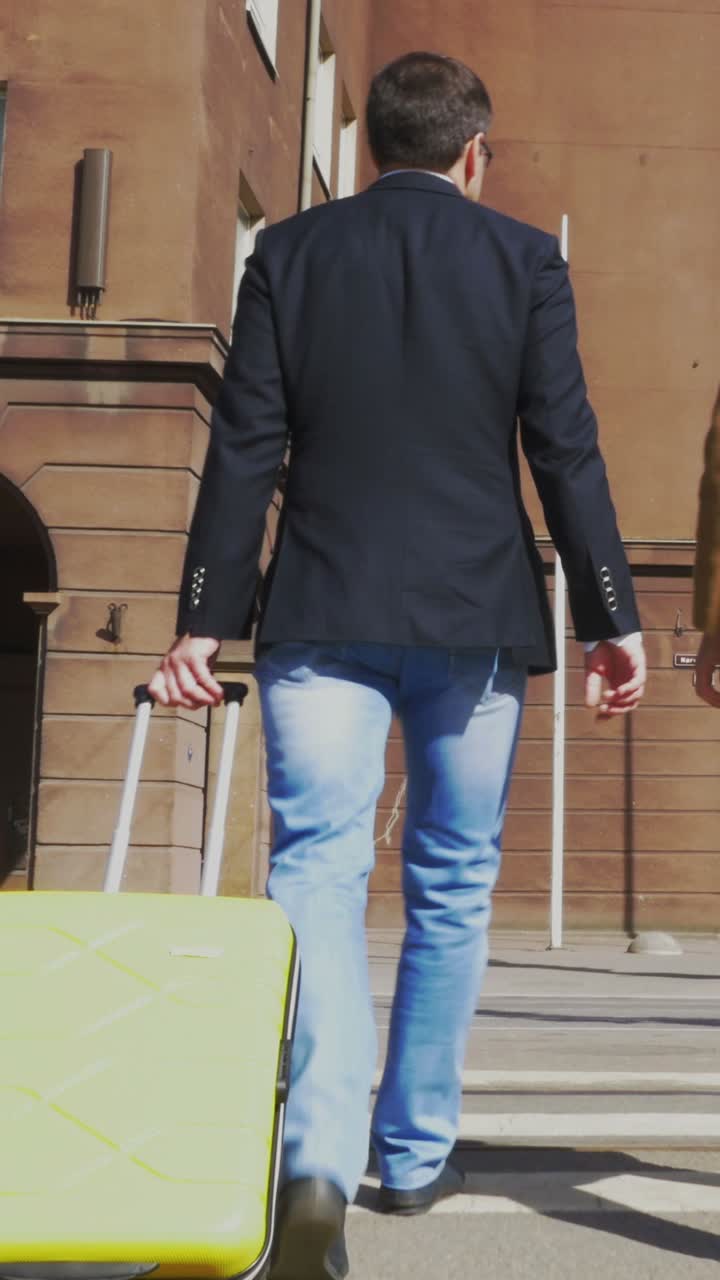 Personas con maletas cruzando la calle