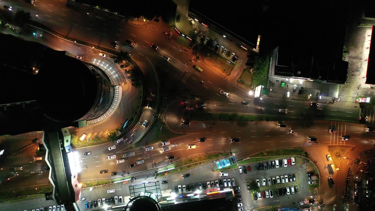 vista aérea nocturna de una intersección de la ciudad
