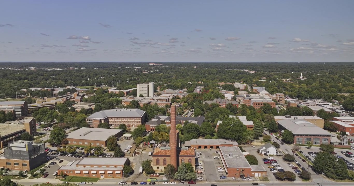Volo aereo v26 su Greensboro, Carolina del Nord, sopra Glenwood, edifici universitari e terreni del campus verso Midtown - Ripreso con Mavic 3 Pro Cine - 1° ottobre 2023
