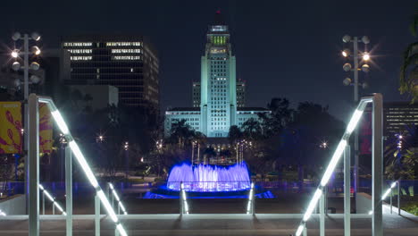 Timelapse-Nocturno-Del-Ayuntamiento-De-Los-ángeles-Con-Gran-Parque-En-Primer-Plano