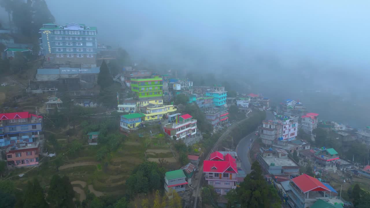 Paesaggio di Darjeeling: piantagione di tè e Batasia Loop Darjeeling, vista aerea e Treno Giocattolo Darjeeling