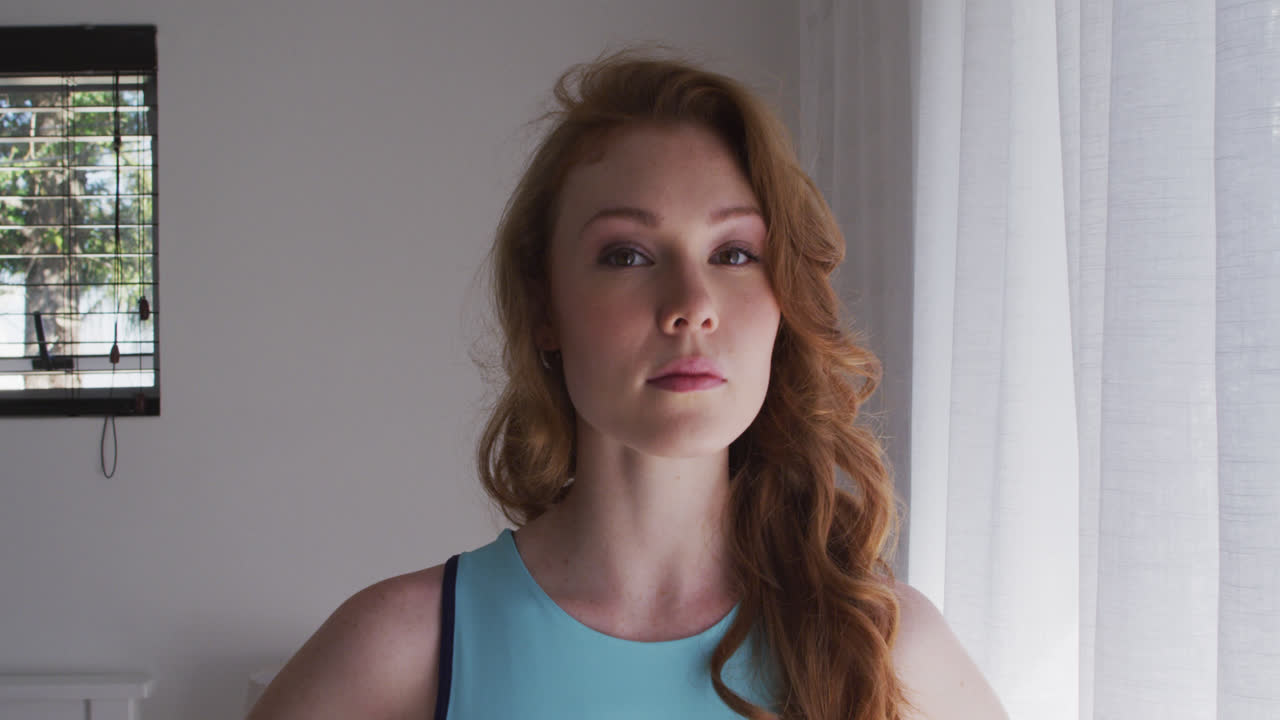 retrato de una mujer sonriendo en casa