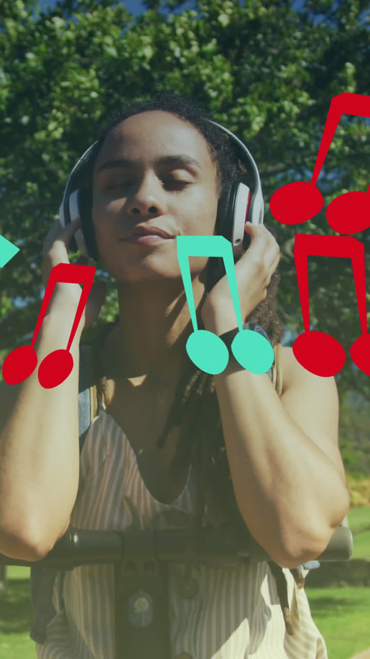 animazione di icone di note su donna biraciale che ascolta musica con uno scooter nel parco