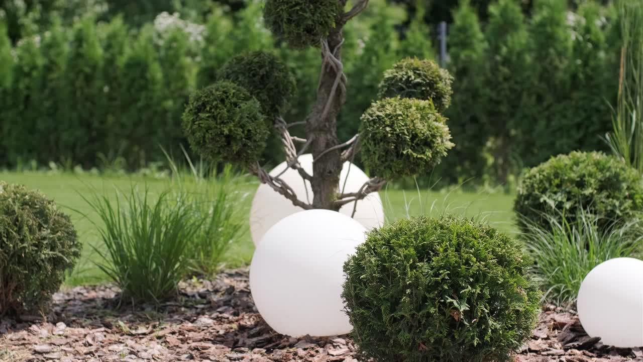 передний двор, ландшафтный дизайн с многоцветными кустарниками, пересекающимися с ярко-зелеными газонами за домом, является современным, садовым обслуживанием, зеленой травой с красивым двором на заднем плане.