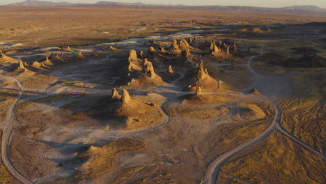 pináculos de trona paisaje extraordinariamente hermoso en el desierto de california