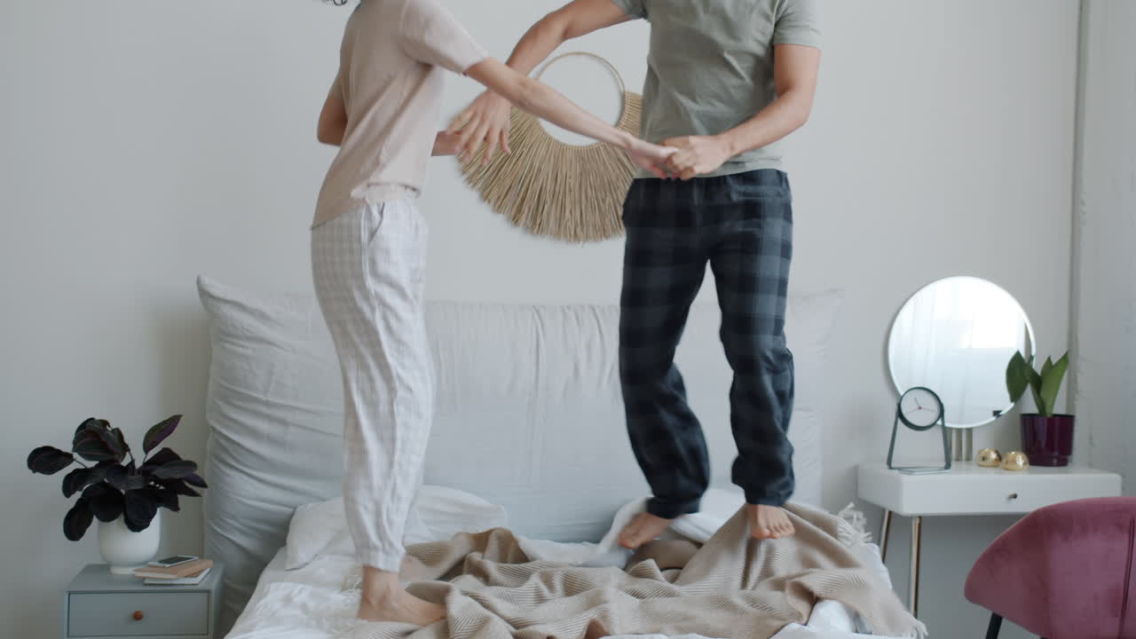 침실에서 춤추는 커플