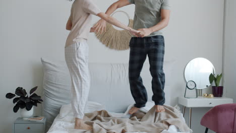 pareja bailando en el dormitorio