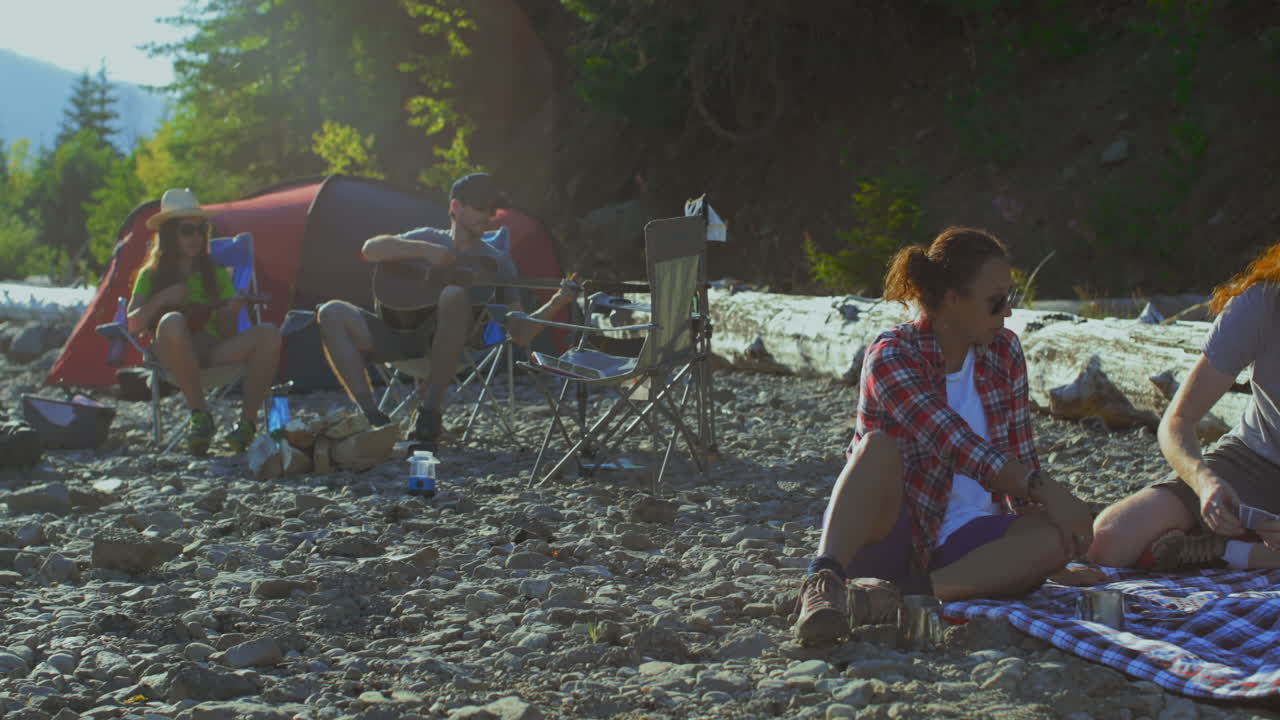 강변 근처에 캠핑하는 친구들의 그룹 4k