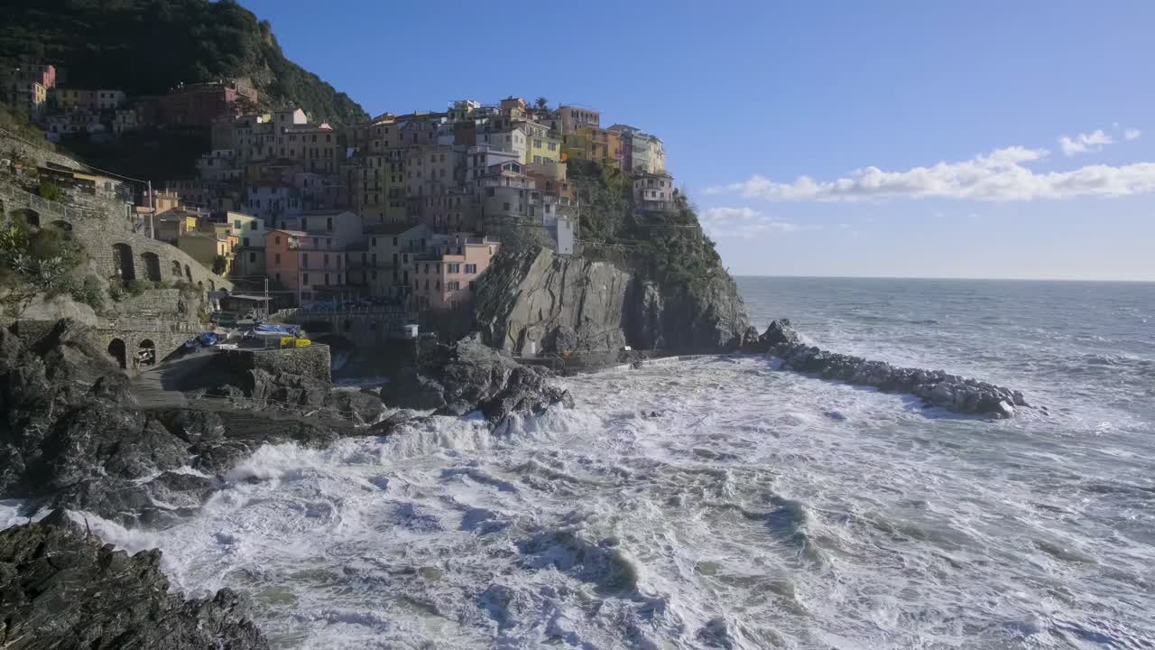 Vista aerea di Manarola, Cinque Terre, durante una tempesta di mare.