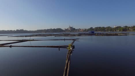 la estructura de cabañas de bambú para la acuicultura local proporciona las necesidades domésticas de alimentos de la pequeña comunidad agrícola rural en el lago sampaloc, laguna.
