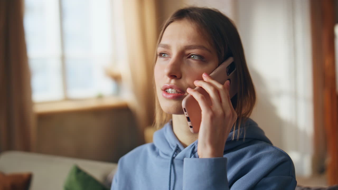 mujer hablando por telefono