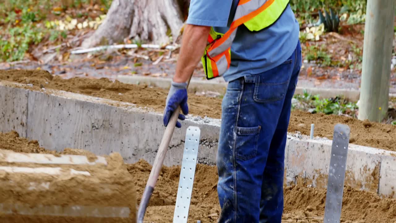 trabajador que trabaja en un sitio de construcción
