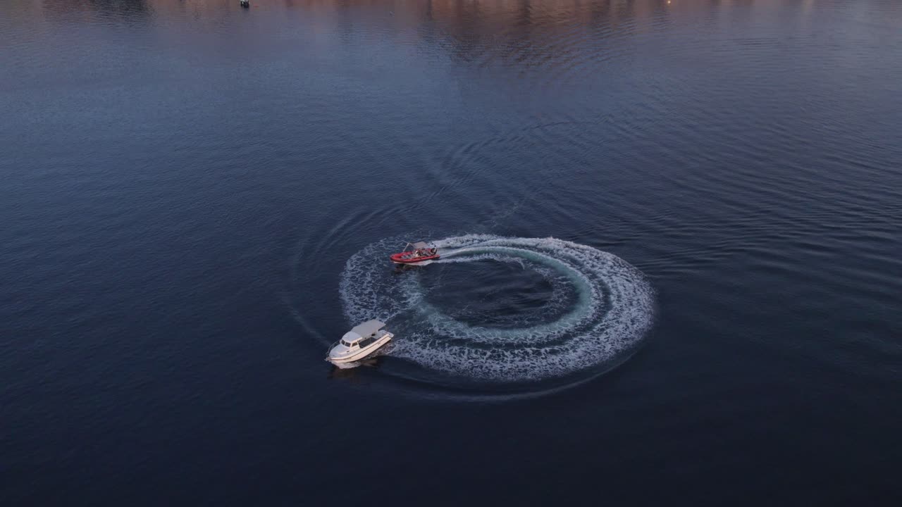 시베니크 시 크로아티아에서 해가 지는 동안 물에서 도 ⁇ 을 만드는 스피드보트, 항공