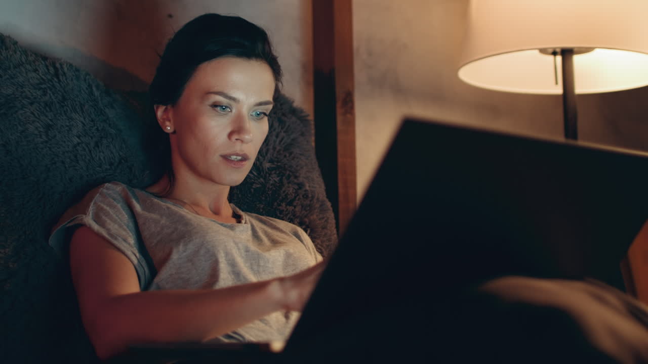 비즈니스 여성 온라인 쇼핑. 신용카드로 온라인 결제를 하는 소녀.