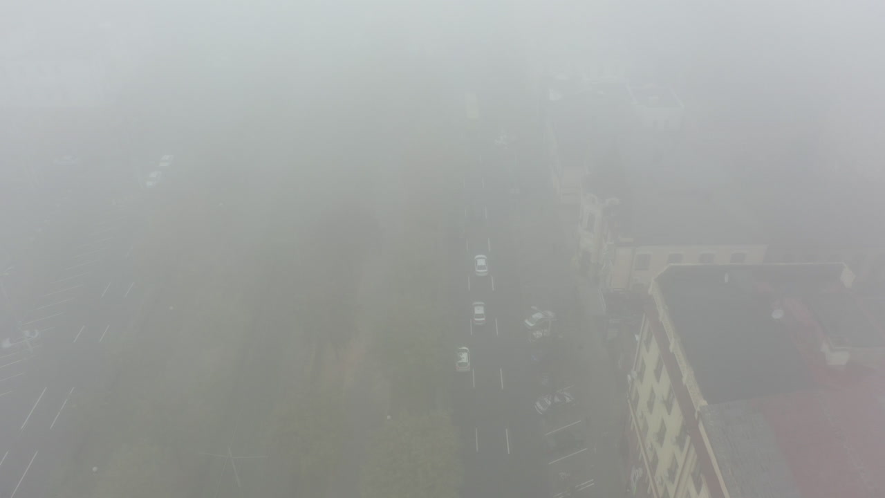 안개가 가득한 도시 거리의 공중 사진