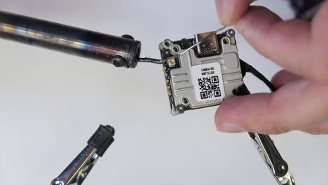 fabricación de drones, chips, soldaduras, reparaciones, mecánicos y placas base