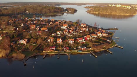 Vista-Aérea-De-Pintorescas-Cabañas-En-El-Paraíso-De-Verano-Brandaholm-En-Karlskrona,-Suecia-12